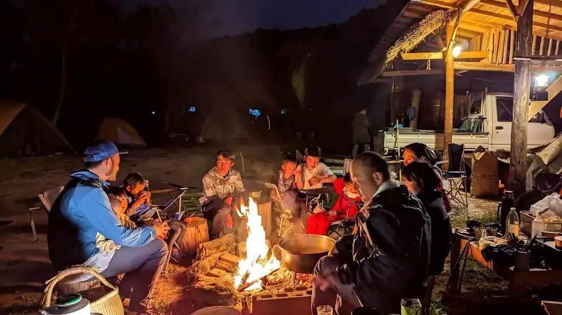 神山の夜、焚き火を囲む仲間