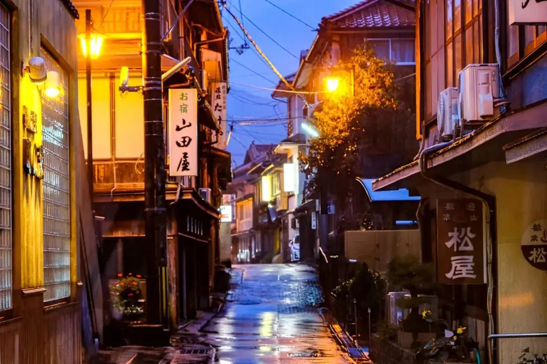 夕暮れの俵山温泉の街並み