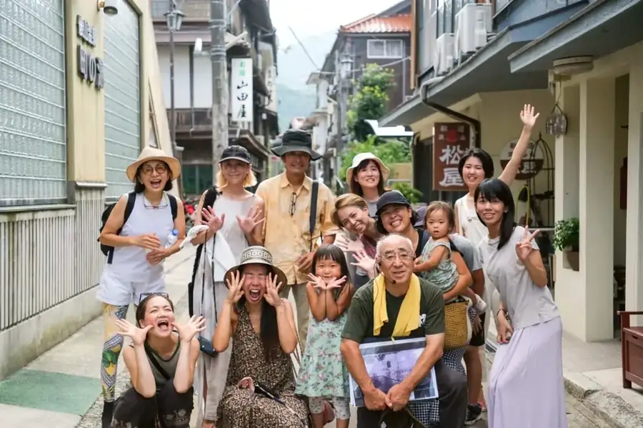 俵山の街で笑顔の集合写真