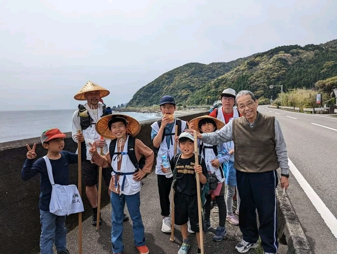 足摺岬近くの遍路道を歩く子どもたち