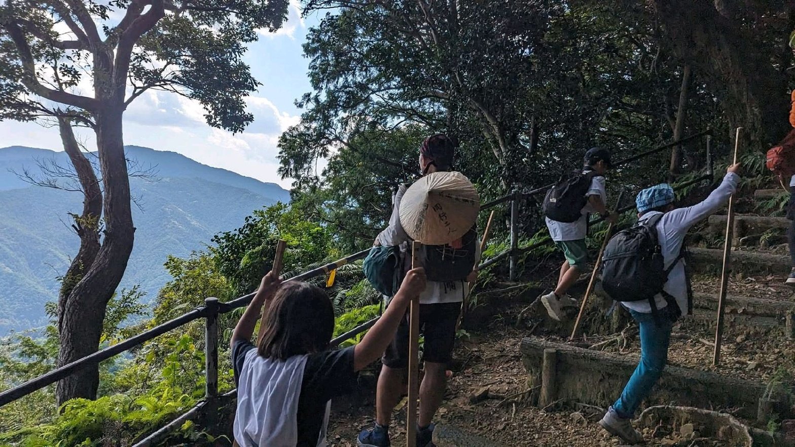 山道を登る白装束の後ろ姿