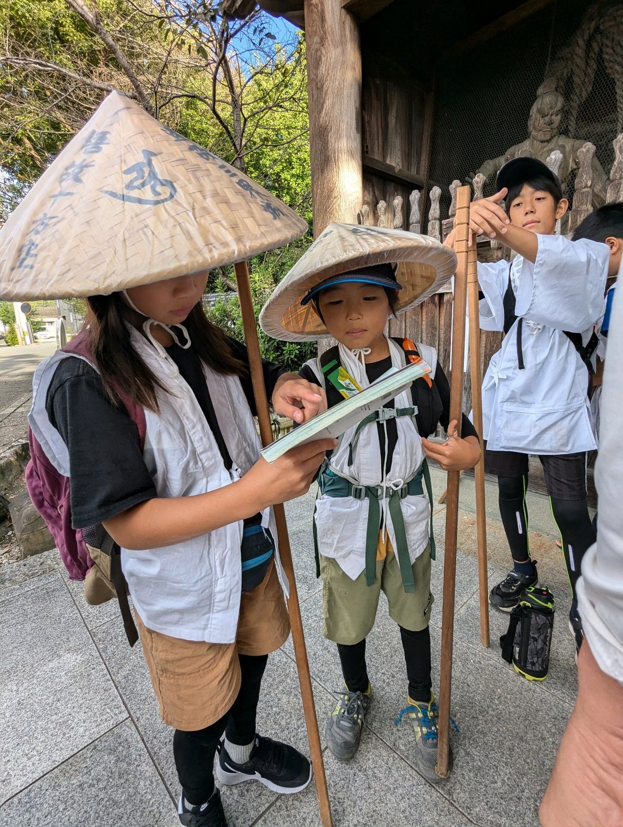 笠の子どもたちが道を歩く