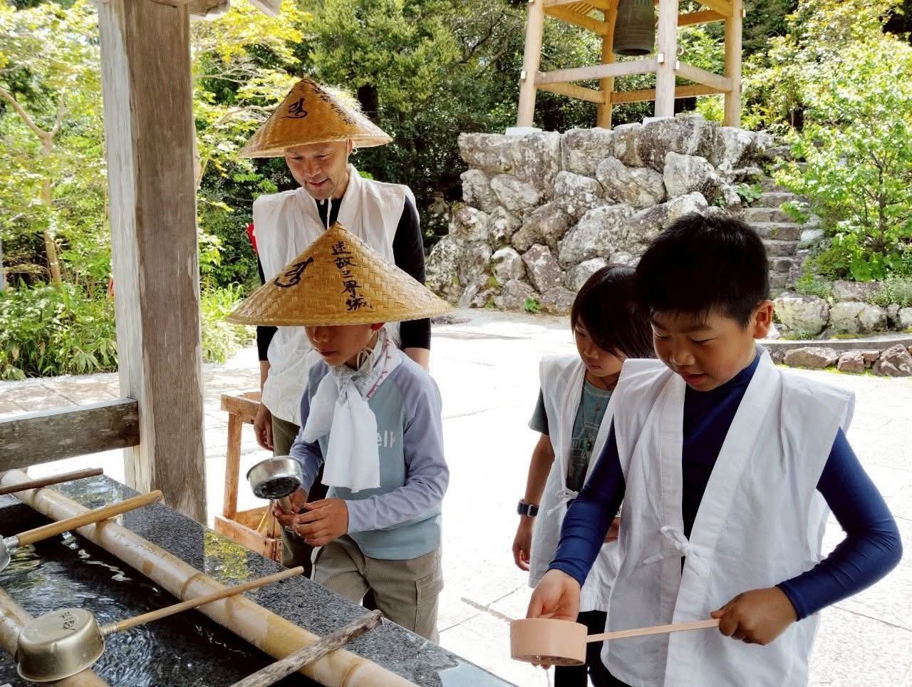 手水舎で作法を学ぶ子どもたち
