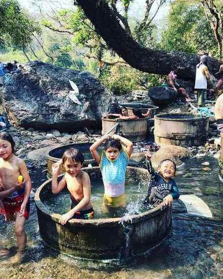 タイのジャングルの天然温泉で遊ぶ子どもたち