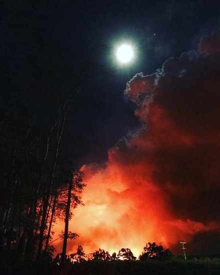 夜空を焦がす火山の火