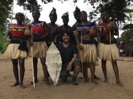 ケニアの村の踊り手たちとらんぼう