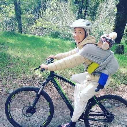 赤ちゃんをおんぶして自転車で旅するまいちゃん