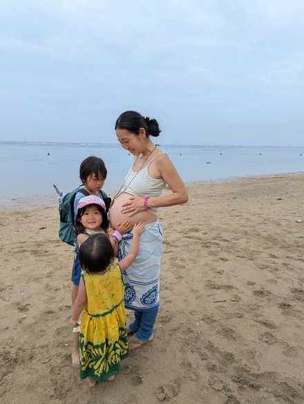 バリ島のビーチで、お腹の赤ちゃんと子どもたち